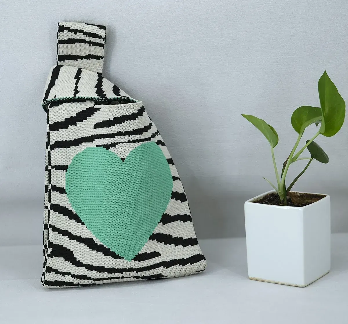 korea style heart design Fashion knitting hand bag wholesale for kids and girls
